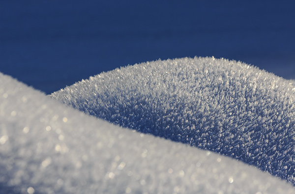 Schneehügel mit Eiskristalle